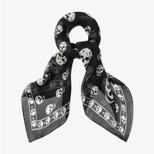 Alexander McQueen Classic Silk Scull Scarf in Black